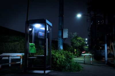 深夜の電話ボックス