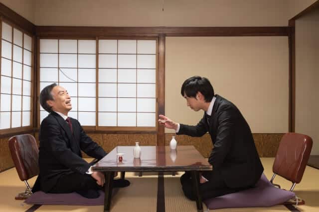 接待される議員と業者