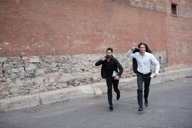 並んで走る男性二人