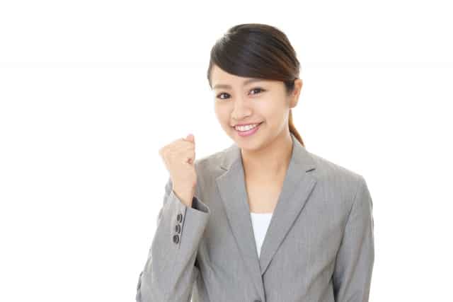 ガッツポーズをする若い女性