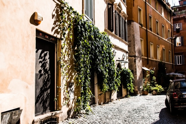 ローマ市街地の裏通り