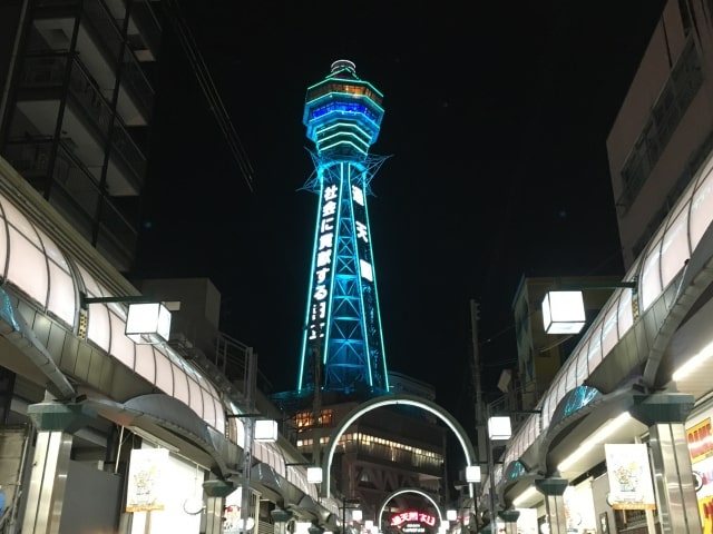 青色にライトアップされた通天閣