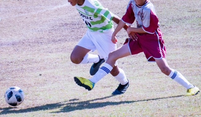 ボールを競り合うサッカー選手