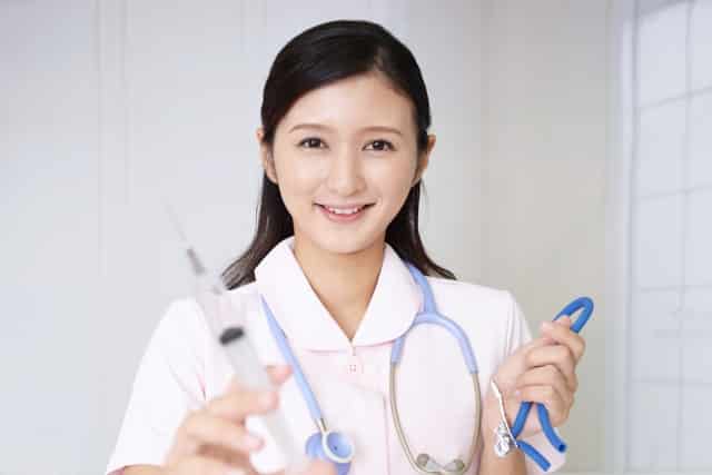 注射器を持った女医