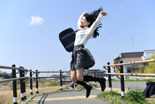 ジャンプする女子中学生