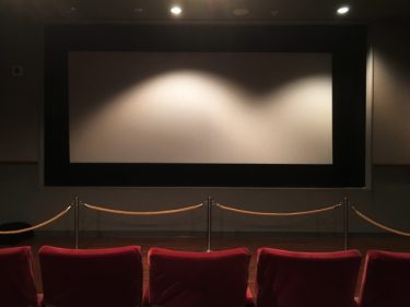 映画館の座席とスクリーン