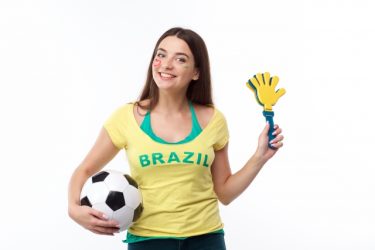 サッカーボールを持つブラジル人女性